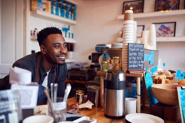 Sorridente Maschio Proprietario Caffetteria Piedi Dietro Contatore — Foto Stock