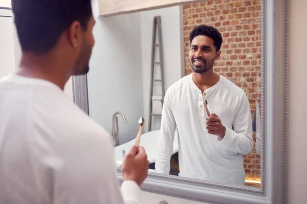 Hombre Usando Pijamas Casa Baño Moderno Cepillando Dientes Espejo —  Fotos de Stock