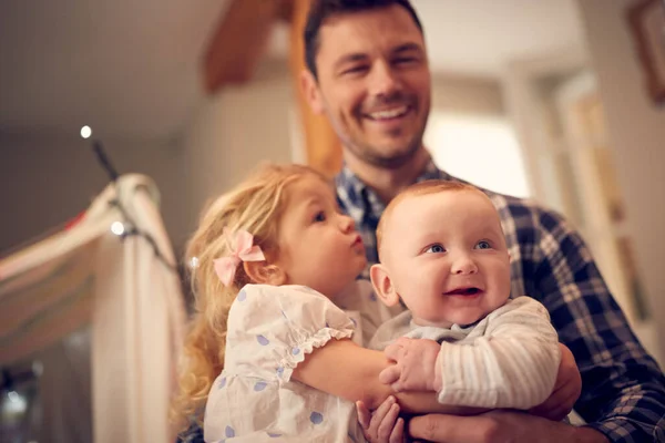 Nahaufnahme Eines Jungen Mädchens Das Den Kleinen Bruder Knuddelt Während — Stockfoto