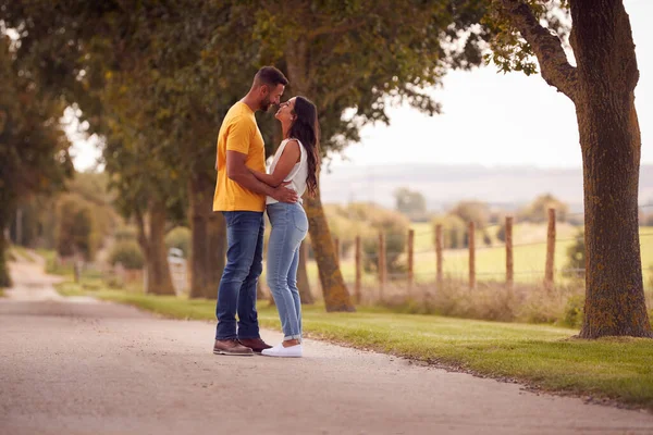 Side View Loving Couple Knuffelen Als Lopen Langs Het Spoor — Stockfoto