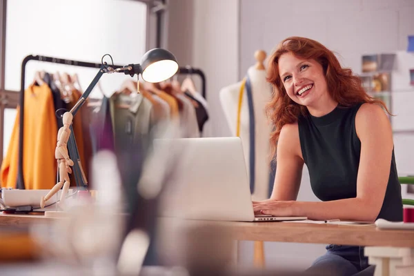 Studente Donna Imprenditore Che Lavora Nella Moda Utilizzando Computer Portatile — Foto Stock