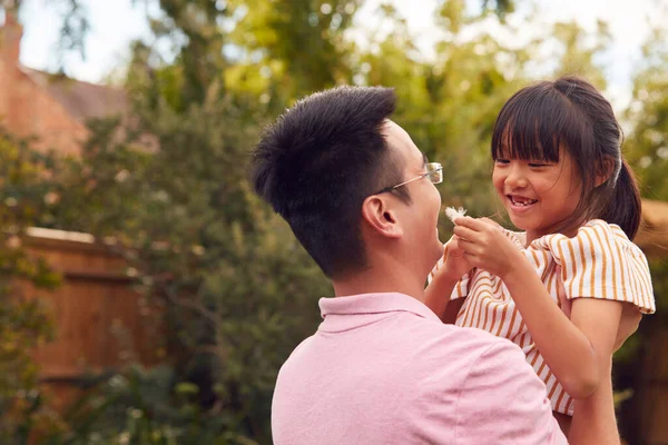 Asiatico Padre Lifting Figlia Mezzo Aria Come Essi Giocare Gioco — Foto Stock