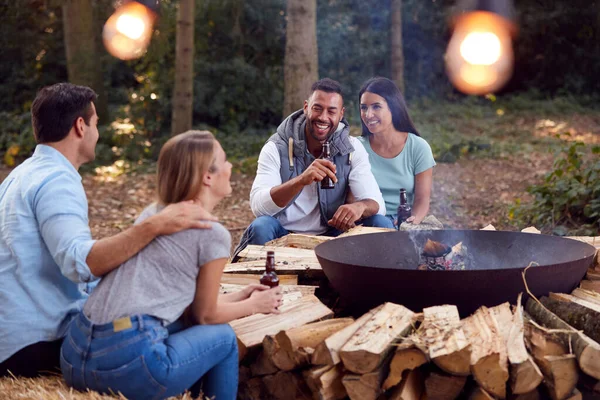 Group Friends Camping Sitting Bonfire Fire Bowl Drinking Beer Together — Stock Photo, Image