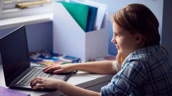 Meisje Zit Aan Balie Home Schooling Met Behulp Van Laptop — Stockfoto