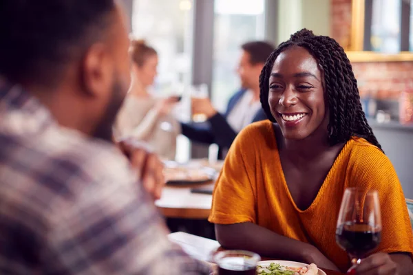 Sonriendo Joven Pareja Fecha Disfrutando Pizza Restaurante Juntos — Foto de Stock