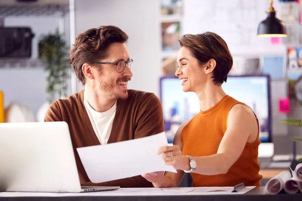 Arquitectos Masculinos Femeninos Oficina Trabajando Escritorio Ordenador Portátil Mirando Los — Foto de Stock