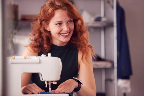 Sorridente Studentessa Imprenditore Che Lavora Nella Moda Utilizzando Macchina Cucire — Foto Stock