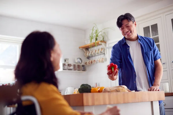 Volwassen Aziatisch Paar Met Vrouw Rolstoel Uitpakken Winkelen Keuken Thuis — Stockfoto