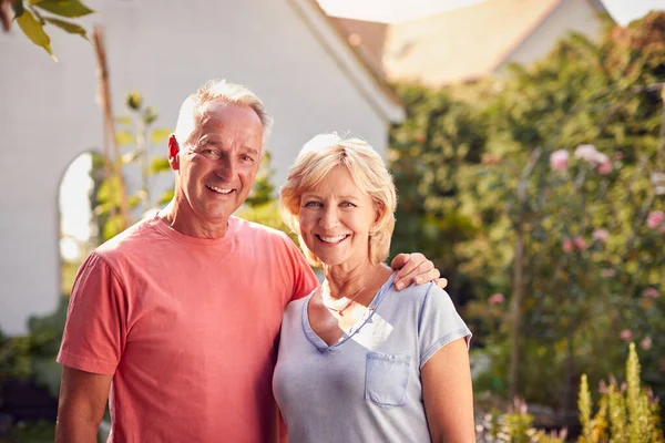 Retrato Casal Aposentado Amoroso Trabalhando Desfrutando Jardim Verão Casa — Fotografia de Stock