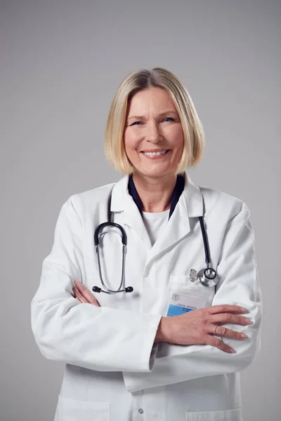 Studioporträt Eines Lächelnden Reifen Arztes Mit Weißem Kittel Vor Schlichtem — Stockfoto