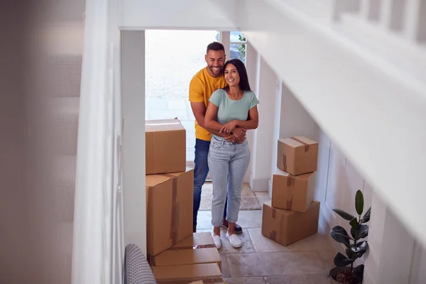 Opgewonden Paar Met Dozen Staan Knuffelen Hal Van Nieuw Huis — Stockfoto