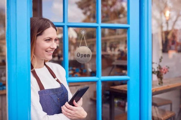 Női Small Business Owner Digitális Tablet Áll Shop Ajtó Helyi — Stock Fotó