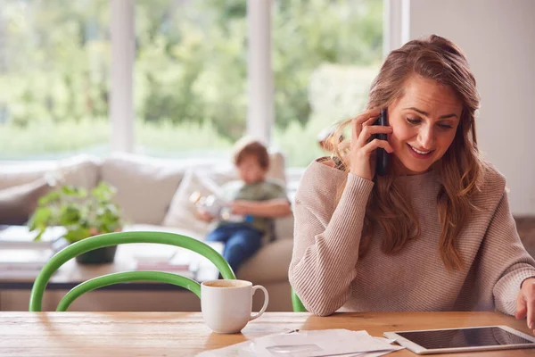 Madre Llamada Telefónica Casa Con Tableta Digital Que Revisa Las — Foto de Stock