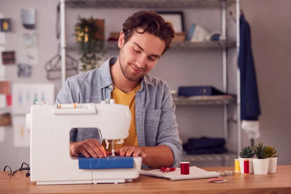 Estudiante Masculino Sonriente Dueño Negocio Que Trabaja Moda Usando Máquina — Foto de Stock