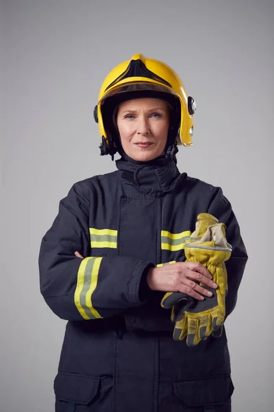 Estudio Retrato Sonrisa Madura Bombero Femenino Contra Fondo Llano — Foto de Stock