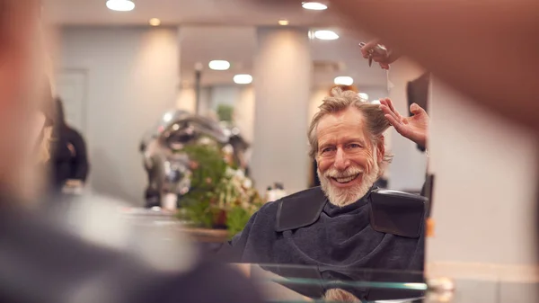 Senior Man Having Hair Cut Female Στυλίστρια Στο Κομμωτήριο — Φωτογραφία Αρχείου