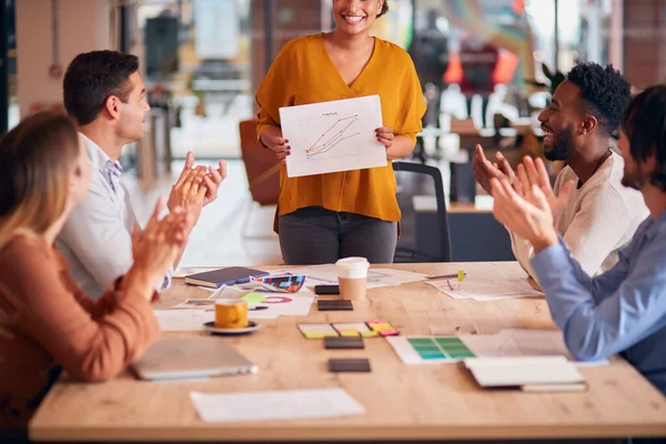 Collega Feliciteren Als Zakenvrouw Geeft Presentatie Modern Open Plan Office — Stockfoto