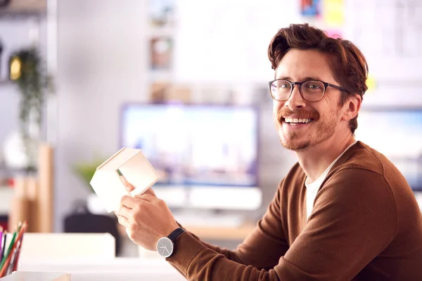 Retrato Del Arquitecto Masculino Oficina Que Trabaja Escritorio Con Modelo —  Fotos de Stock