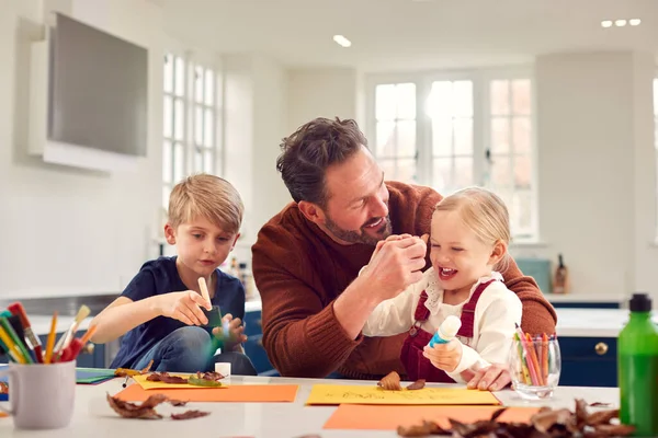 Padre Con Niños Casa Haciendo Artesanía Haciendo Fotos Hojas Cocina — Foto de Stock