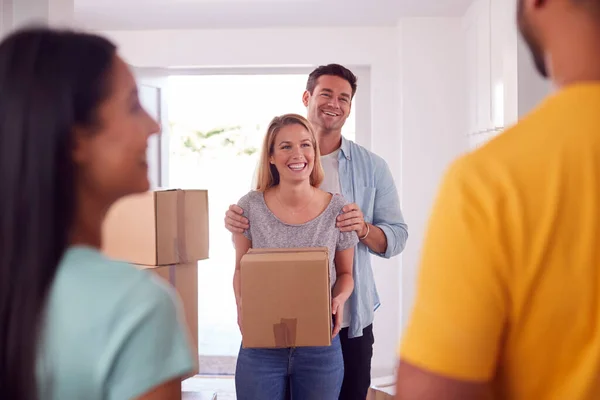 Friends Helping Couple Carry Boxes Front Door New Home Moving — Stock Photo, Image