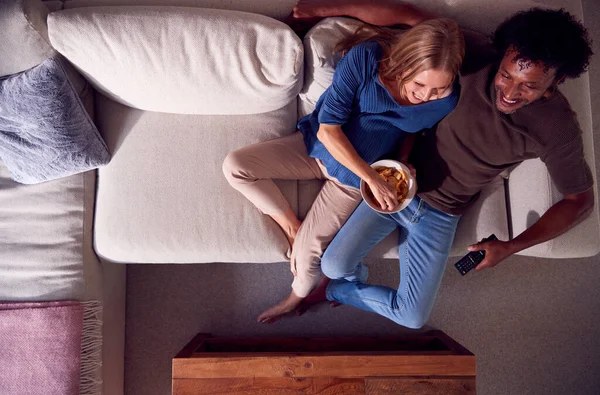 Overhead Ansicht Von Reif Pärchen Relaxing Auf Sofa Bei Zuhause — Stockfoto