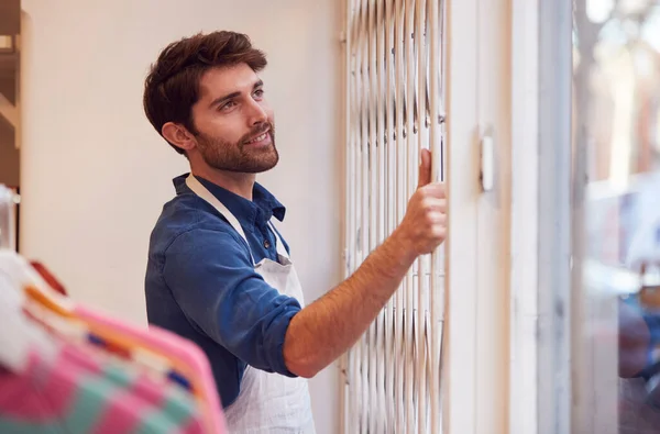 Manliga Småföretagare Pushing Back Security Grill Och Öppna Butik — Stockfoto