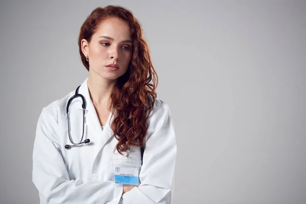 Retrato Estudio Joven Doctora Estresada Usando Una Capa Blanca Contra —  Fotos de Stock