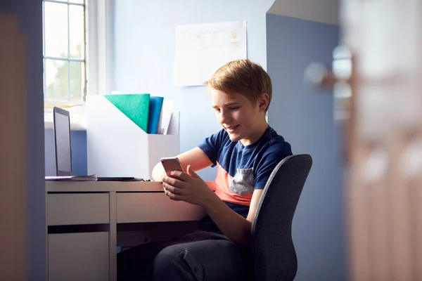 Boy Sitter Vid Skrivbordet Home Schooling Sms Mobiltelefon Och Använda — Stockfoto