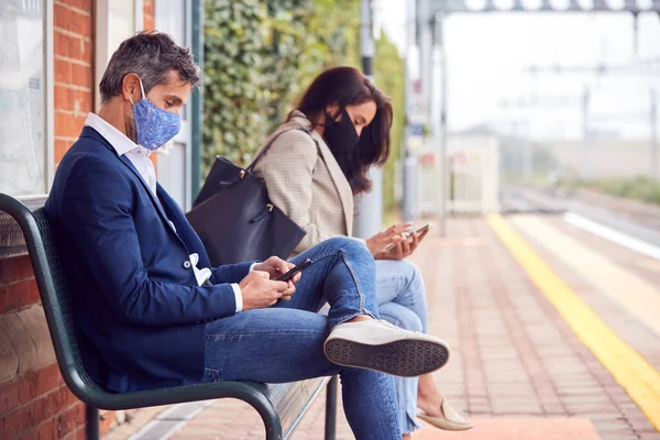 Voyageurs Affaires Assis Sur Plate Forme Ferroviaire Avec Des Téléphones — Photo