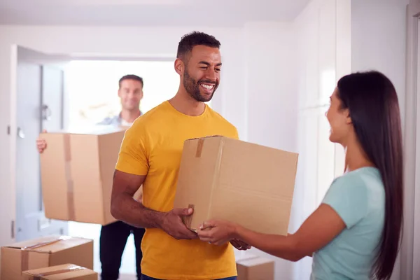 Friend Helping Couple Carry Boxes Front Door New Home Moving — Stock Photo, Image