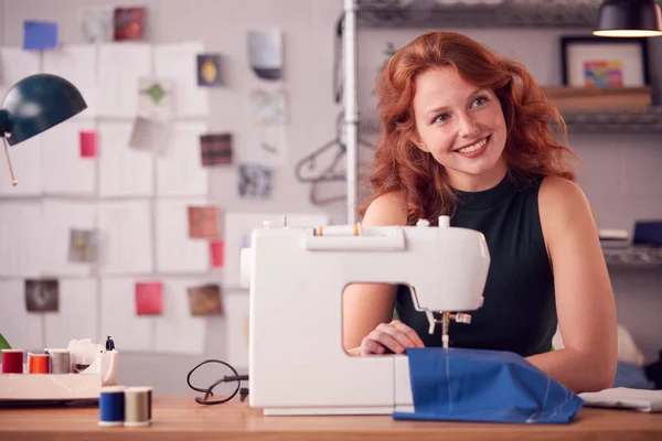 Estudante Empresária Sorridente Que Trabalha Forma Usando Máquina Costura Estúdio — Fotografia de Stock