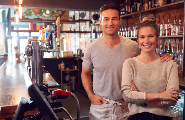 Retrato Sonriente Pareja Propiedad Barra Pie Detrás Del Contador — Foto de Stock