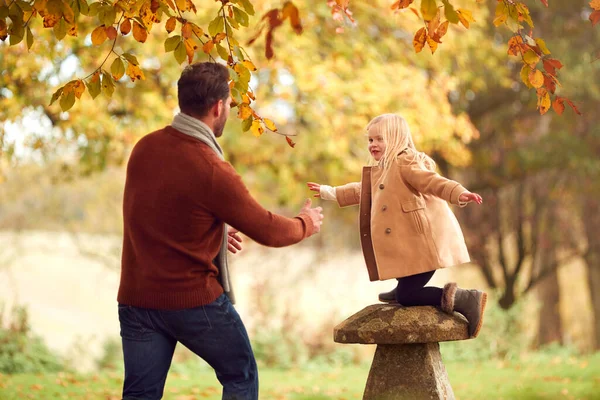 Vater Spielt Spiel Mit Tochter Beim Balancieren Auf Gartenschmuck Herbst — Stockfoto