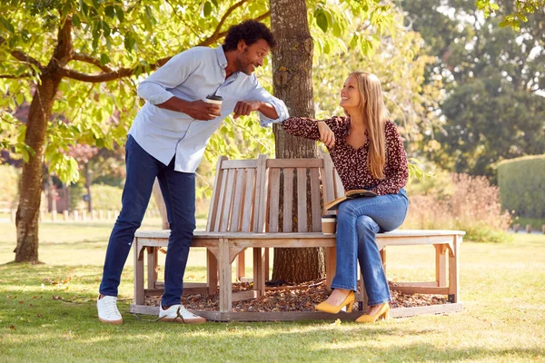 Couple Greeting Touching Elbows Socially Distanced Meeting Outdoors Health Pandemic — Stock Photo, Image