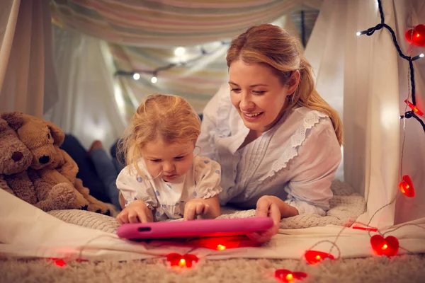 Mutter Und Kleine Tochter Schauen Hausgemachten Lager Kinderzimmer Hause Auf — Stockfoto