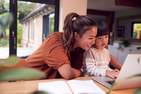 Mãe Asiática Ajudando Filho Escola Casa Trabalhando Mesa Cozinha Laptop — Fotografia de Stock