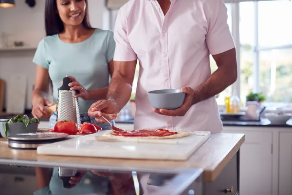 Homem Espalhando Molho Tomate Base Como Casal Cozinha Home Prepare — Fotografia de Stock