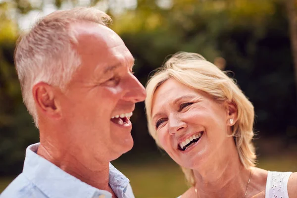 Portret Van Lachende Senior Paar Tuin Thuis Samen — Stockfoto