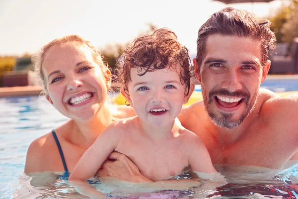 Portret Van Familie Met Jonge Zoon Plezier Hebben Zomervakantie Buitenzwembad — Stockfoto