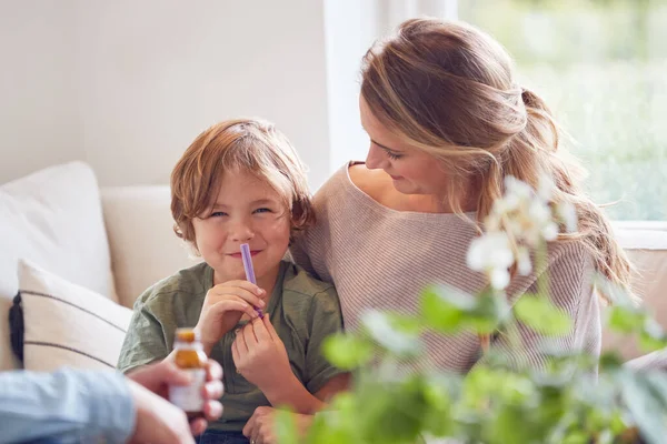 Padres Que Dan Medicina Hijo Con Jeringa Sentados Sofá Casa — Foto de Stock