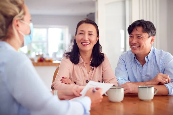 Glimlachen Volwassen Aziatisch Paar Thuis Ontmoeting Met Vrouwelijke Gezondheidszorg Werknemer — Stockfoto