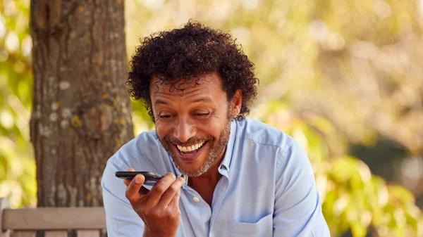 Volwassen Man Zitten Park Bank Onder Boom Zomer Praten Mobiele — Stockfoto