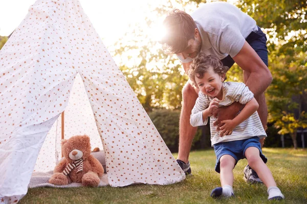 Padre Figlio Divertirsi Con Tenda Tepee Lanciato Giardino — Foto Stock