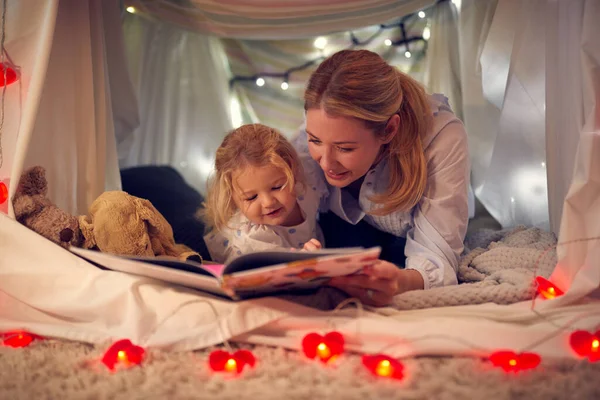 Madre Hija Joven Leyendo Historia Campamento Casero Dormitorio Del Niño — Foto de Stock