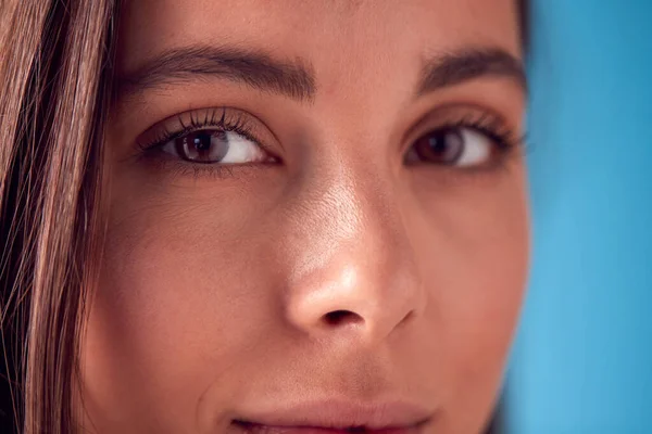 Retrato Mujer Segura Con Expresión Seria Mirando Cámara Contra Fondo — Foto de Stock