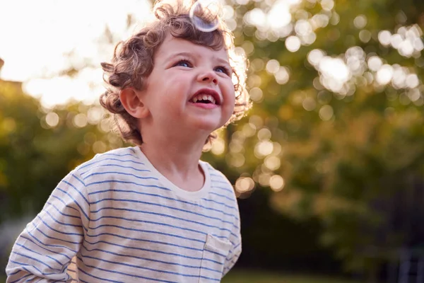 Jong Jongen Hebben Plezier Tuin Jagen Barsten Bubbels — Stockfoto