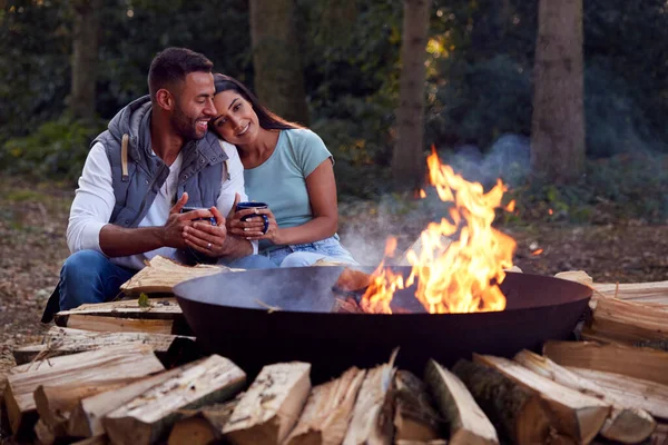 Ateşin Yanında Oturmuş Sıcak Içeceklerle Kamp Yapan Romantik Çift — Stok fotoğraf