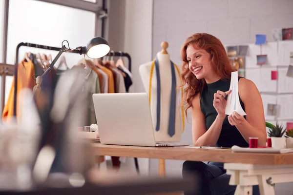 在时尚界工作的女企业家用笔记本电脑在视频通话中展示设计 — 图库照片