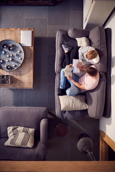 Overhead View Couple Relaxing Lounge Sofa Thuis Boeken Lezen Samen — Stockfoto