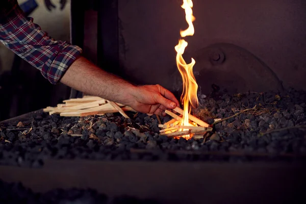 Close Male Kovář Světlo Dřevo Kindling Chcete Začít Hořet Kovárně — Stock fotografie